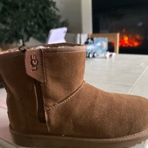 Ugg Bailey Mini Zip size 9-never worn
